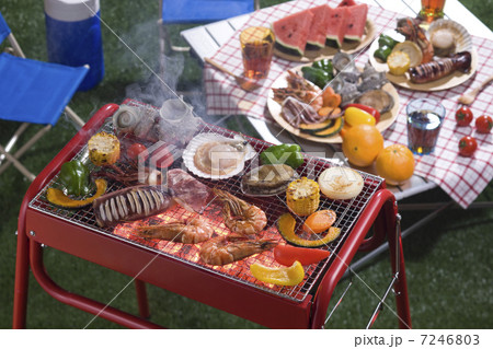 シーフードをバーベキューコンロで焼く 7246803