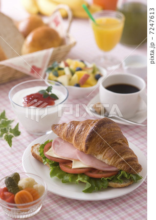 クロワッサンサンドの朝食 7247613