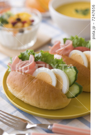 ロールパンサンドの朝食 7247656