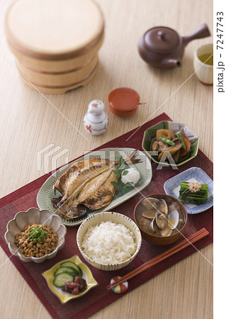 和食の朝食 7247743