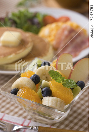 カットフルーツとパンケーキの朝食 7247765