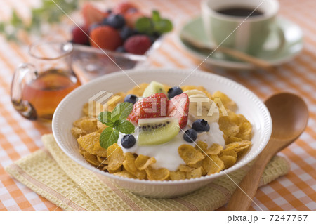 シリアルとヨーグルトの朝食 シリアルとヨーグルトの朝食 7247767