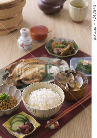 和食の朝食 7247841