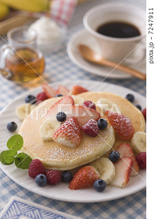 フルーツパンケーキの朝食 7247911