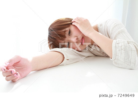 寛ぐボブ女性 7249649