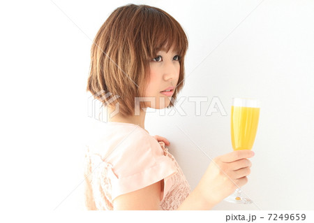 乾杯するショートボブの女性 7249659