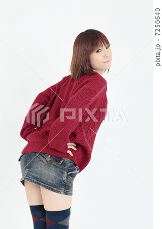 若い女性　ファッション 7250640