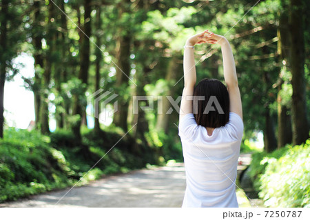 自然の中で背伸びする女性 自然の中で背伸びする女性 7250787