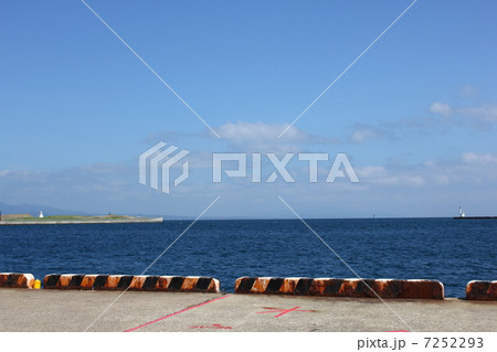 青い海公園から望む青森港 7252293