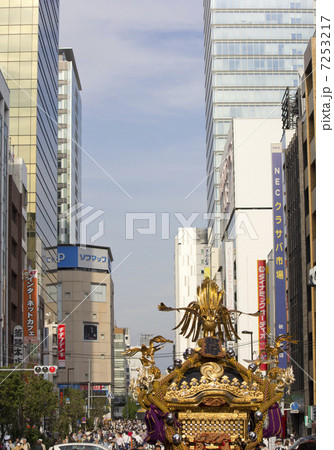 秋葉原の街並みと神田祭の神輿 7253217