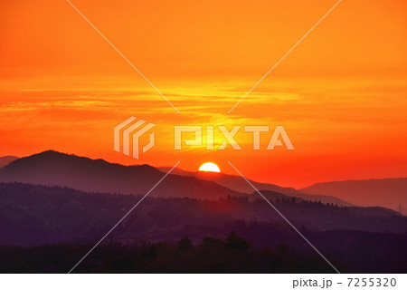 早春の朝焼けと越後の山 7255320