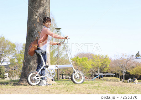 自転車と若い女性 自転車と若い女性 7255370
