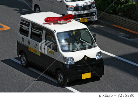 パトカー（ミニバン）走行シーン 7255530