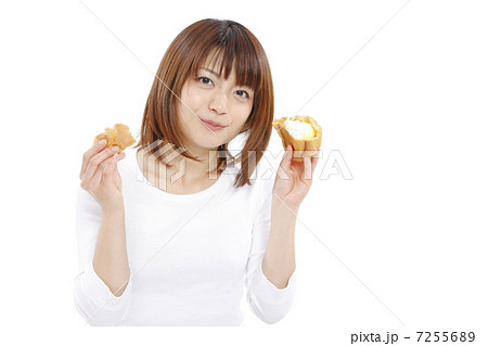シュークリームと若い女性 7255689