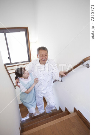 階段を昇るシニアの介護 階段を昇るシニアの介護 7255771