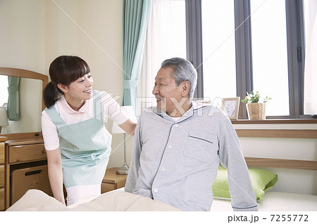 シニアの介護 7255772