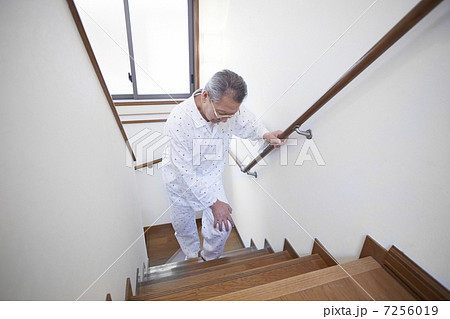 階段を昇るシニア 7256019