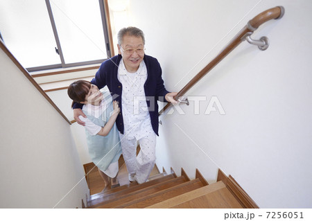 階段を昇るシニアの介護 階段を昇るシニアの介護 7256051
