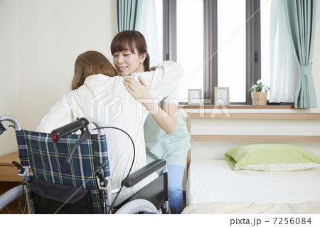 車いすのシニア 7256084