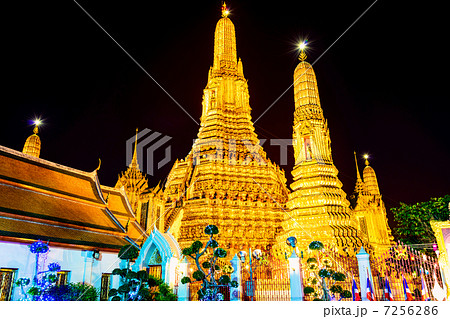 ライトアップされたバンコクの仏塔(ワット・アルン)(タイ、バンコク) 7256286