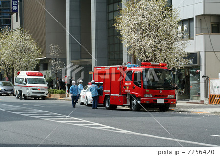 救護活動中の消防車と救急車 救護活動中の消防車と救急車 7256420