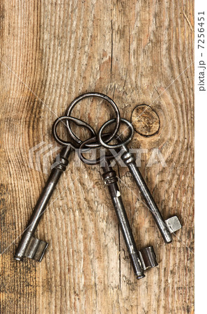 antique keys over dirty wooden background 7256451