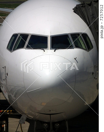 羽田空港の旅客機(正面アップ) 羽田空港の旅客機(正面アップ) 7257012