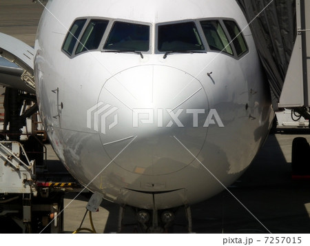 羽田空港の旅客機（正面アップ） 7257015