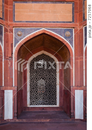 Arch with carved marble window. Mughal style. Humayun's tomb, De Arch with carved marble window. Mughal style. Humayun's tomb, De 7257068