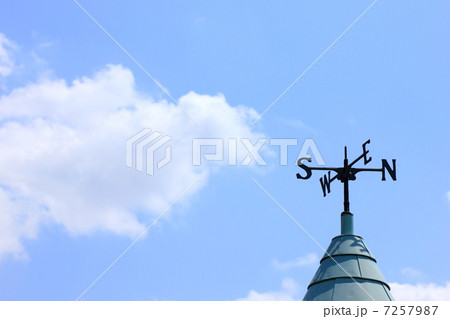 風が吹く丘 7257987