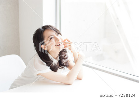 笑顔の女性 笑顔の女性 7258124