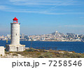 イフ島の灯台とマルセイユの街 7258546
