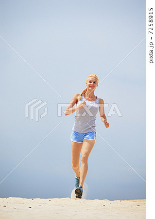 girl runs 7258915