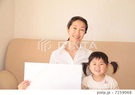 メッセージボード持つ母娘 メッセージボード持つ母娘 7259068