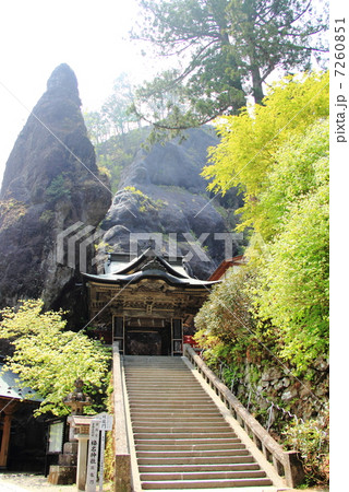 榛名神社の双龍門と鉾岩（左が鉾岩） 7260851