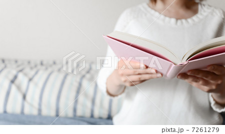 ベッドで読書 7261279