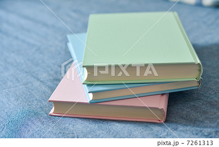 ベッドにある本 ベッドにある本 7261313