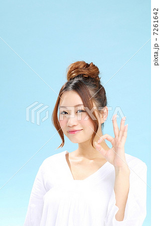 ブルーバック・女性 7261642