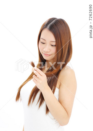 毛先を見る女の子 7262690