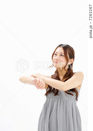 二の腕を触る女の子 7263267