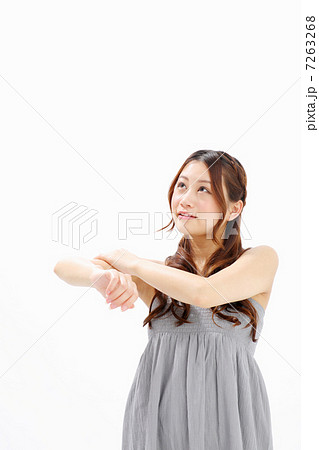 二の腕を触る女の子 7263268