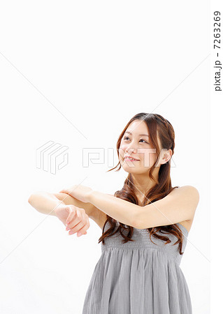 二の腕を触る女の子 7263269