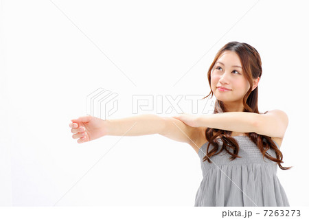 二の腕を触る女の子 7263273