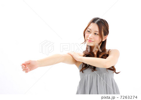 二の腕を触る女の子 7263274