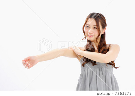 二の腕を触る女の子の写真素材