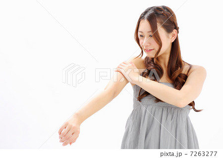 二の腕を触る女の子 7263277