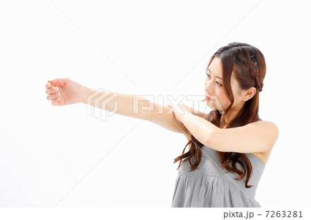 二の腕を触る女の子 二の腕を触る女の子 7263281