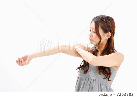 二の腕を触る女の子の写真素材