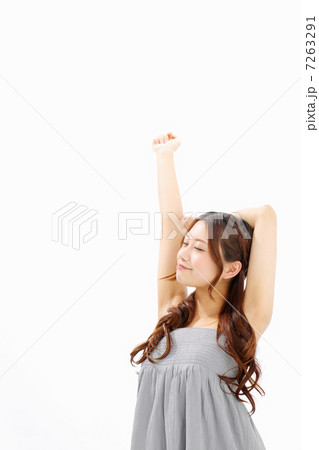 手を上げる女の子 7263291