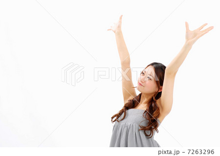 手を上げる女の子 手を上げる女の子 7263296